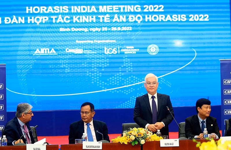 Bí thư Tỉnh ủy Bình Dương Nguyễn Văn Lợi phát biểu ý kiến tại buổi làm việc.