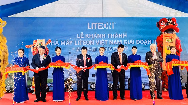 Cắt băng khánh thành đưa Nhà máy của Lite On Việt Nam tại Khu công nghiệp VSIP Hải Phòng vào hoạt động.