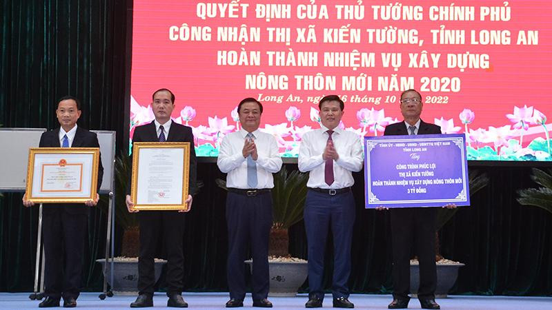 Bộ trưởng Nông nghiệp và Phát triển nông thôn Lê Minh Hoan cùng lãnh đạo tỉnh Long An trao Quyết định của Thủ Tướng Chính Phủ công nhận thị xã Kiến Tường, tỉnh Long An hoàn thành nhiệm vụ xây dựng nông thôn mới. 