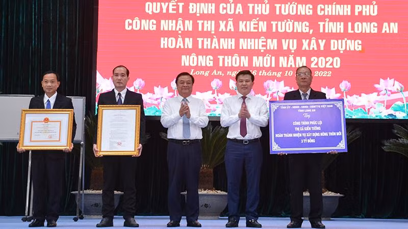 Bộ trưởng Nông nghiệp và Phát triển nông thôn Lê Minh Hoan cùng lãnh đạo tỉnh Long An trao Quyết định của Thủ Tướng Chính Phủ công nhận thị xã Kiến Tường, tỉnh Long An hoàn thành nhiệm vụ xây dựng nông thôn mới. 