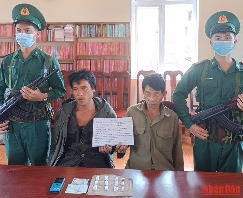 Đối tượng Sùng A Chỉa (bên phải) và Vàng A Chừ cùng tang vật.