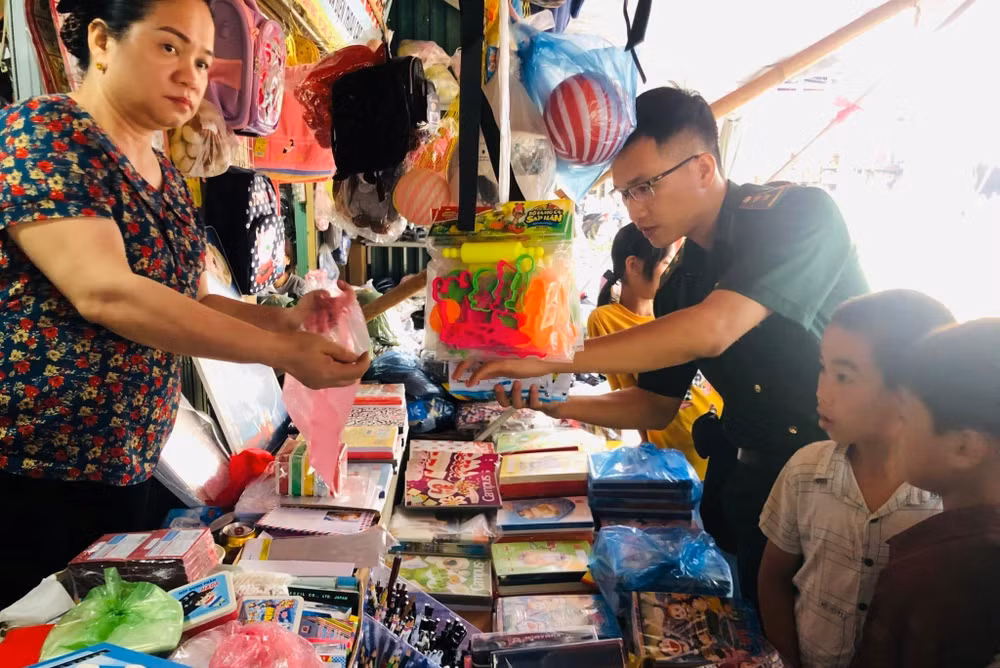 Cán bộ, chiến sĩ Đồn Biên phòng Thị Hoa đưa các cháu đi mua đồ dùng học tập chuẩn bị bước vào năm học mới.