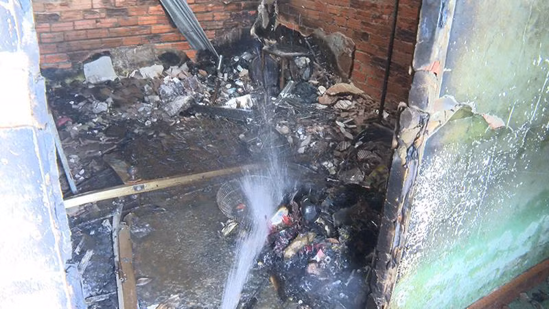 Ngọn lửa thiêu rụi nhiều vật dụng trong nhà bà Thiệp.