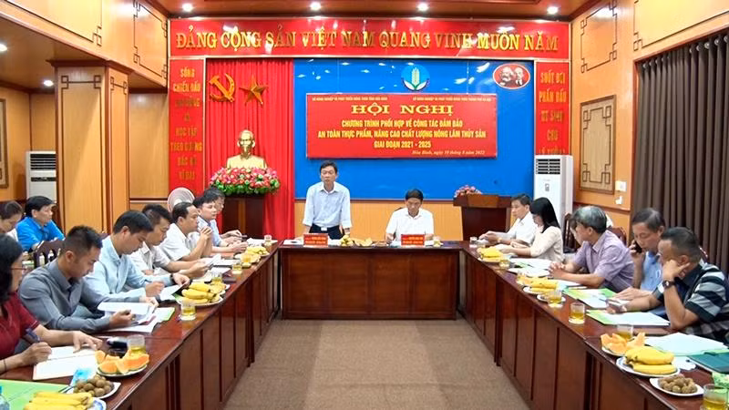 Lãnh đạo ngành nông nghiệp Hòa Bình và Hà Nội tại hội nghị.