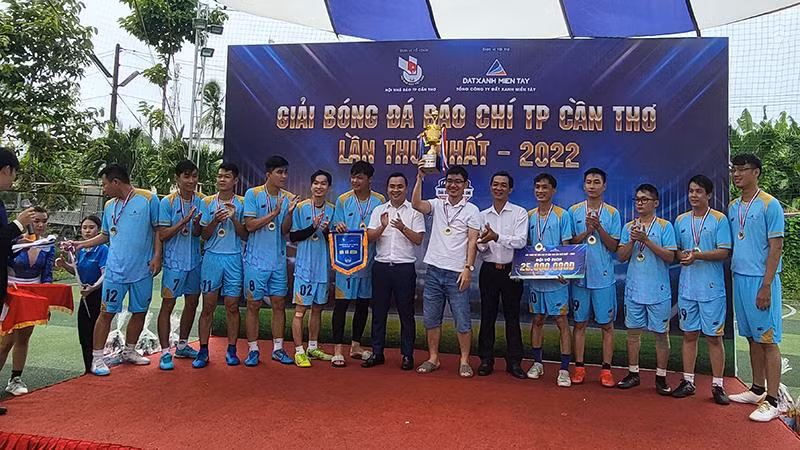 Đội Tổng công ty Đất xanh miền Tây đoạt chức vô địch.