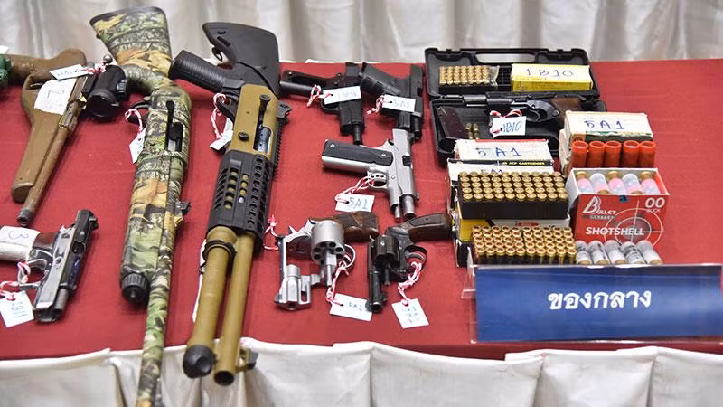 Một số vũ khí bất hợp pháp cảnh sát thu giữ trong các đợt vây ráp. (Ảnh: Bưu điện Bangkok)