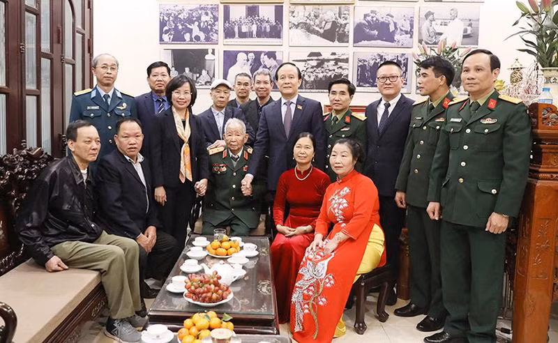 Đoàn công tác của thành phố thăm hỏi, động viên Trung tướng Nguyễn Xuân Mậu.