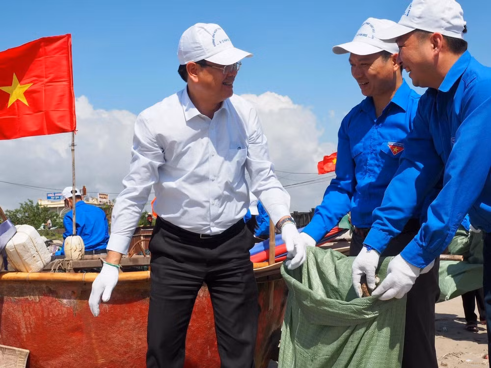 Thứ trưởng Nguyễn Thanh Tịnh tham gia chương trình làm sạch môi trường biển.