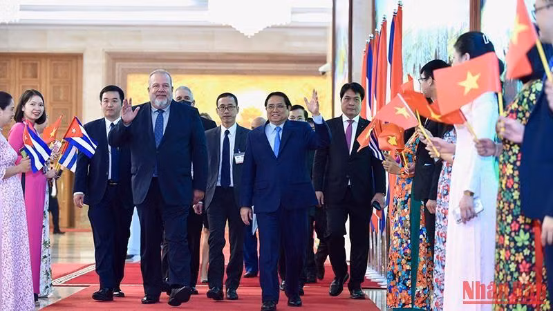 Thủ tướng Phạm Minh Chính và Thủ tướng nước Cộng hòa Cuba Manuel Marrero Cruz. 