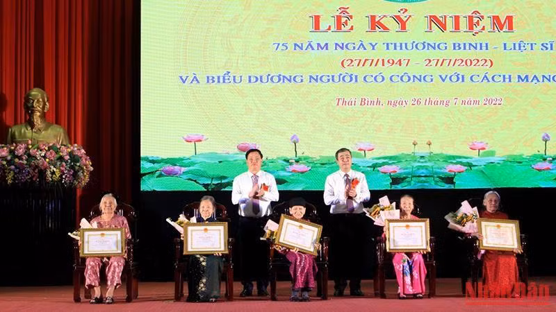 Lãnh đạo tỉnh Thái Bình trao Bằng khen cho các Bà mẹ Việt Nam Anh hùng đang sinh sống trên địa bàn.