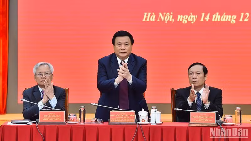 Đồng chí Nguyễn Xuân Thắng, Ủy viên Bộ Chính trị, Giám đốc Học viện Chính trị Quốc gia Hồ Chí Minh, Chủ tịch Hội đồng Lý luận Trung ương cùng các đồng chí lãnh đạo Hội đồng Lý luận Trung ương chủ trì Kỳ họp thứ sáu.