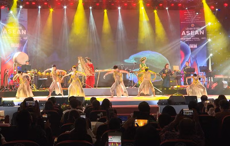 Quang cảnh đêm khai mạc Liên hoan Âm nhạc ASEAN 2022 tại Hội An.