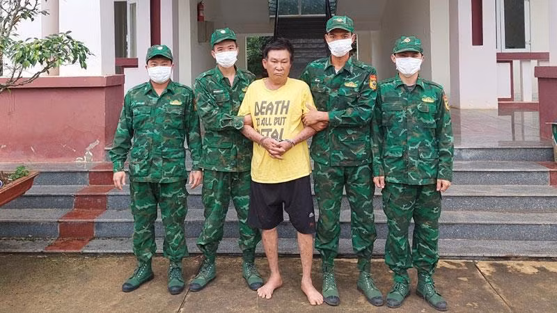 Đối tượng Lê Hoàng Thanh bị Bộ đội Biên phòng tỉnh Bình Phước bắt giữ.