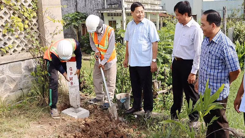 Lãnh đạo tỉnh Sóc Trăng khảo sát thực tế vị trí cắm cọc giải phóng mặt bằng Dự án. 