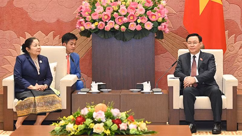 Chủ tịch Quốc hội Vương Đình Huệ tiếp đồng chí Sisay Ludetmounsone, Ủy viên Bộ Chính trị, Bí thư Trung ương Đảng, Trưởng Ban Tổ chức Trung ương Đảng Nhân dân Cách mạng Lào. (Ảnh: Duy Linh)