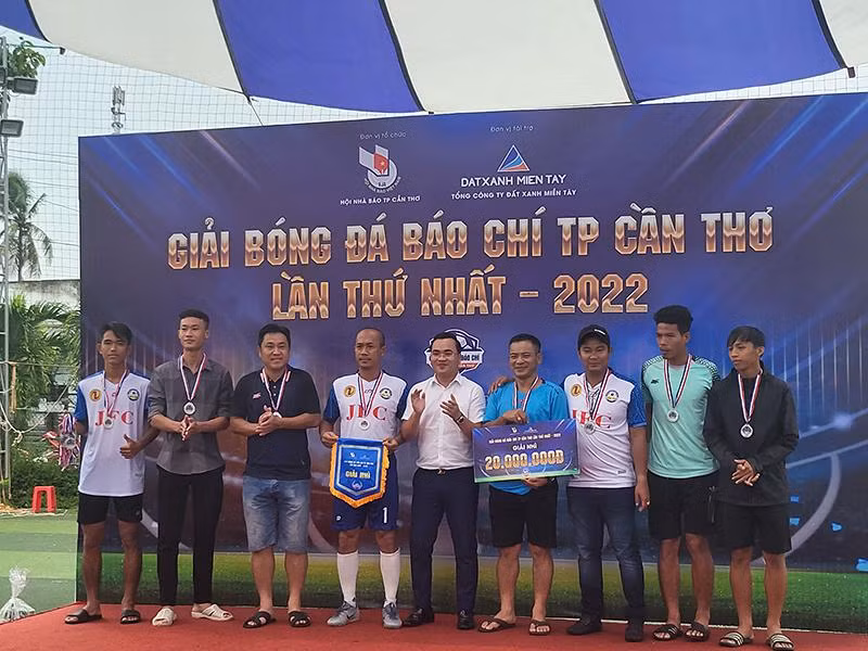 Đội Liên quân các cơ quan - văn phòng đại diện báo chí tại Cần Thơ đạt hạng nhì.