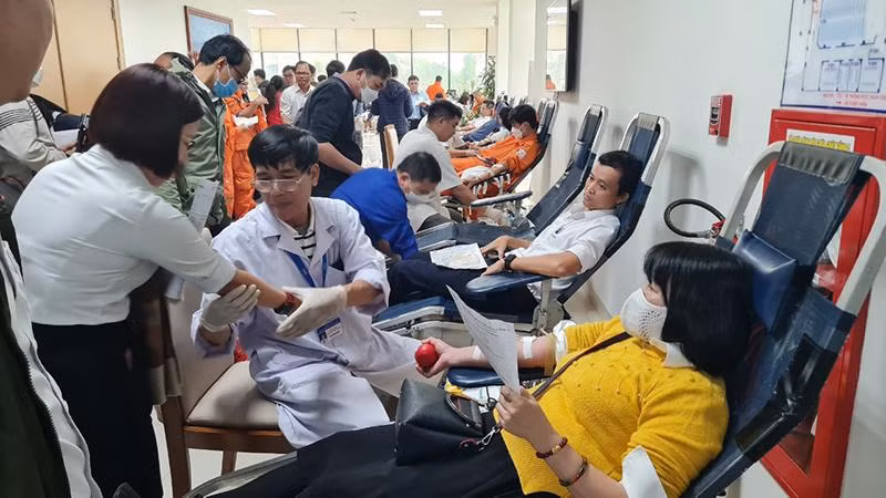Hàng trăm cán bộ, công nhân viên và khách hàng EVNCPC tham gia hiến máu.