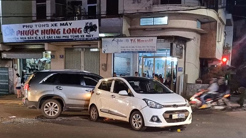Hiện trường vụ va quệt giao thông xảy ra vào đêm 28/10.