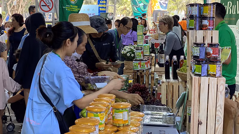 Người dân Thành phố Hồ Chí Minh tham quan, mua sắm tại lễ hội “Tết Xanh quà Việt-Xuân Qúy Mão 2023”.