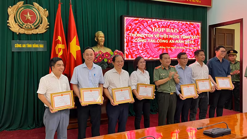 Giám đốc Công an tỉnh Đồng Nai tặng giấy khen phóng viên các cơ quan báo chí.