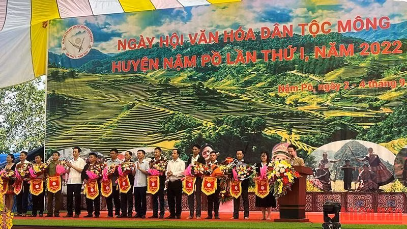 Các đồng chí lãnh đạo Huyện ủy, Ủy ban nhân dân huyện Nậm Pồ trao cờ lưu niệm tặng các đoàn tham gia Ngày hội.