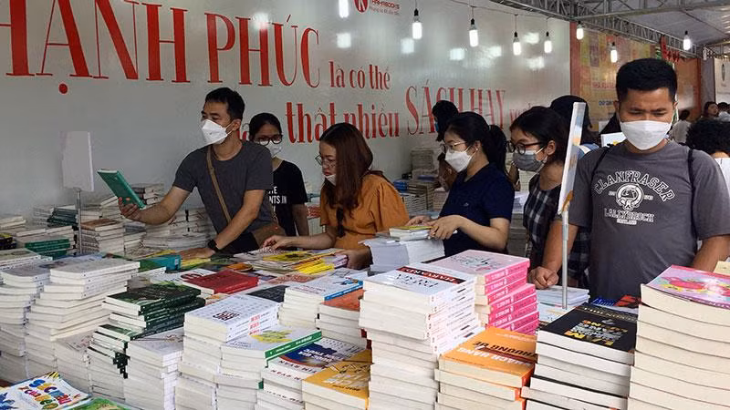 Đông đảo bạn đọc đến với Hội sách ngay sau Lễ khai mạc.