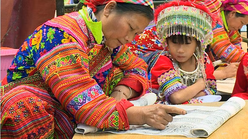 Nghệ thuật trang trí trên trang phục bằng sáp ong của người Mông Hoa tại Tuyên Quang.