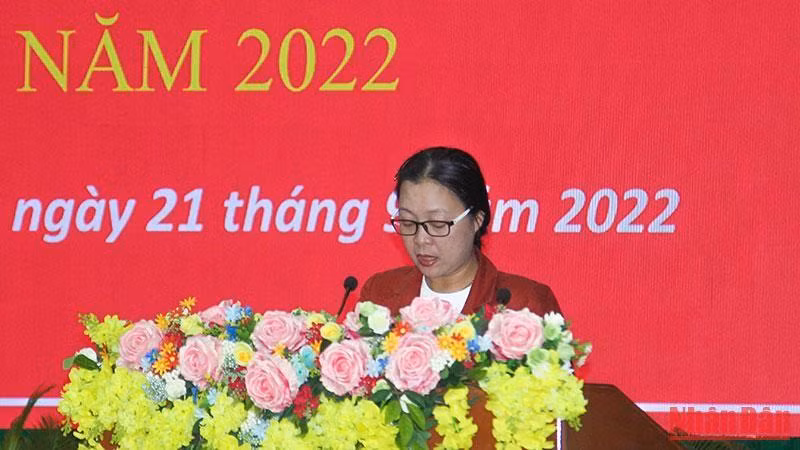 Phó Chủ tịch UBND tỉnh Vĩnh Long phát biểu tại hội nghị. (Ảnh: BÁ DŨNG)