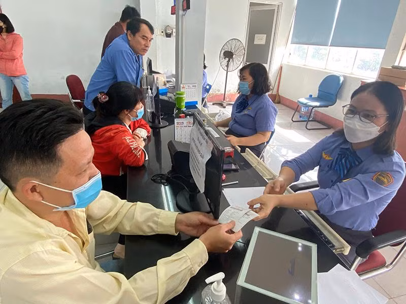 Hành khách đã mua được vé tàu Tết sáng 25/10 tại ga Sài Gòn.