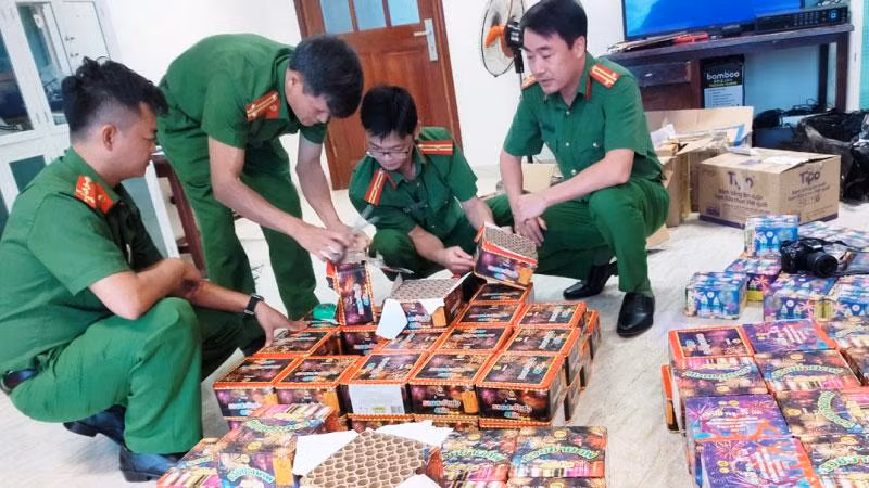 Công an kiểm tra số lượng, chủng loại pháo nhập lậu.