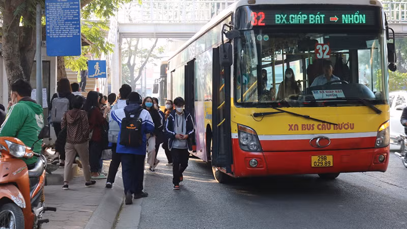 Trong khoảng 15 năm tới, xe buýt vẫn sẽ là phương tiện vận tải công cộng chủ lực của Hà Nội. (Ảnh: Công Nhất)