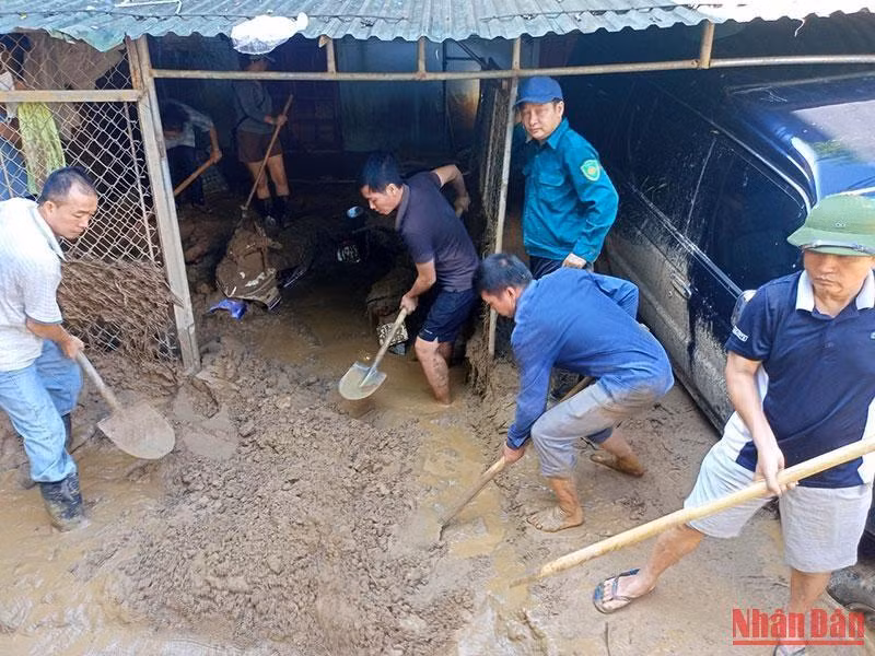 Các lực lượng cùng người dân khắc phục hậu quả do lũ gây ra.