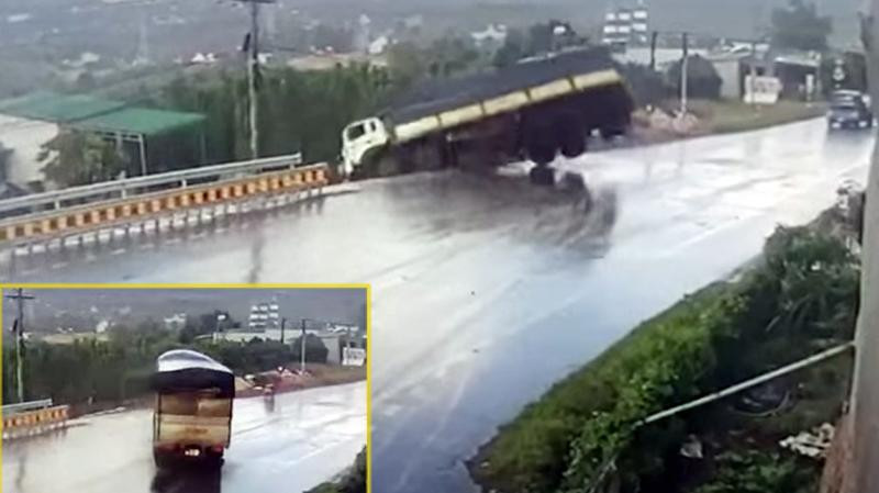 Xe tải bất ngờ lao sang phần đường bên trái và lật nghiêng đè chết hai người đi xe máy.