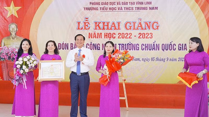 Phó Bí thư Tỉnh ủy, Chủ tịch Ủy ban nhân dân tỉnh Quảng Trị Võ Văn Hưng trao Bằng công nhận trường đạt chuẩn quốc gia mức độ 1 cho Trường Tiểu học và THCS Trung Nam, huyện Vĩnh Linh.