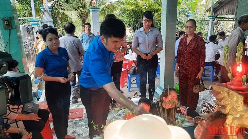 Tỉnh đoàn Vĩnh Long đến thắp hương, chia sẻ những mất mát đau thương của gia đình bé Nguyễn Hải Đăng. (Ảnh: BÁ DŨNG)