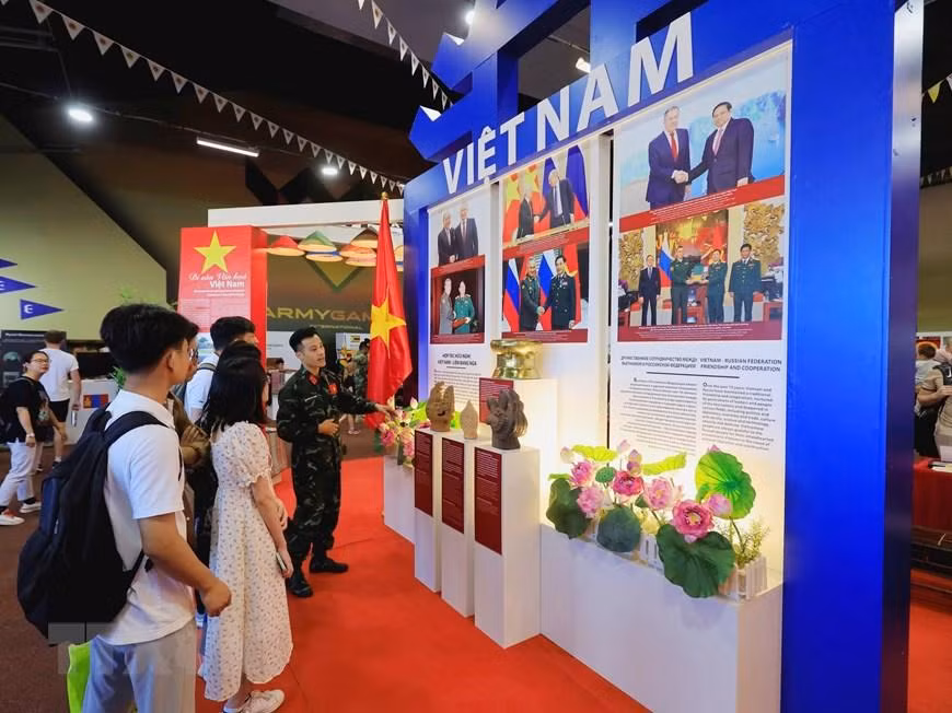 Phần triển lãm về Quân đội nhân dân Việt Nam được làm nổi bật với các hoạt động đối ngoại quốc phòng tiêu biểu, thể hiện phương châm "Việt Nam là bạn, là đối tác tin cậy với tất cả các nước trong cộng đồng quốc tế". (Ảnh: Trần Hiếu/TTXVN)