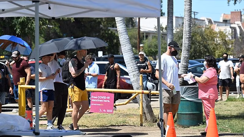 Người dân xếp hàng chờ tiêm vaccine ngừa bệnh đậu mùa khỉ tại Los Angeles, California, Mỹ. (Ảnh: AFP/TTXVN)