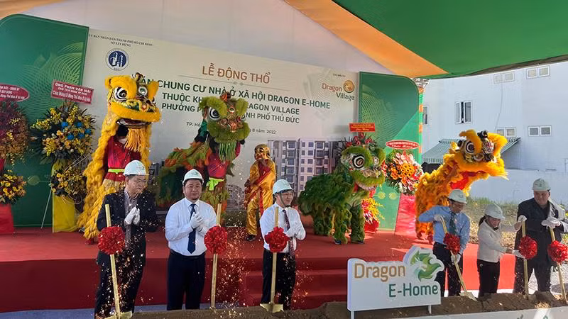 Lãnh đạo Sở Xây dựng, thành phố Thủ Đức cùng chủ đầu tư thực hiện nghi thức động thổ dự án nhà ở xã hội Dragon E-Home.