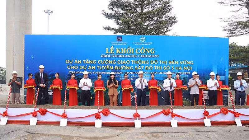 Các đại biểu khởi công dự án.