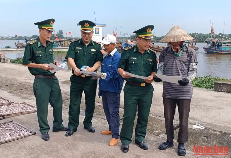 Cán bộ, chiến sĩ Đồn Biên phòng Cửa Lân (huyện Tiền Hải, tỉnh Thái Bình) tuyên truyền pháp luật cho ngư dân xã Nam Thịnh.