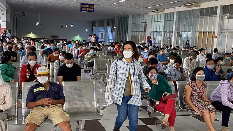 Hành khách chờ đến lượt mua vé tàu Tết sau khi đã lấy số thứ tự tại ga Sài Gòn.