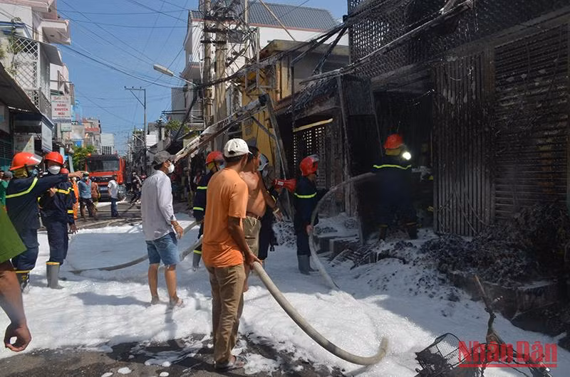 Sau khoảng 10 phút, đám cháy đã được dập tắt hoàn toàn.