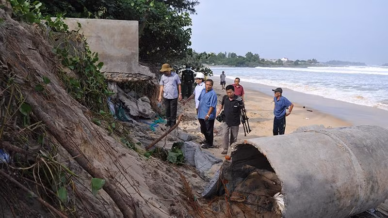 Triều cường xâm thực vào đến móng nhà người dân ở tại thôn Giai Sơn (xã An Mỹ, huyện Tuy An). 