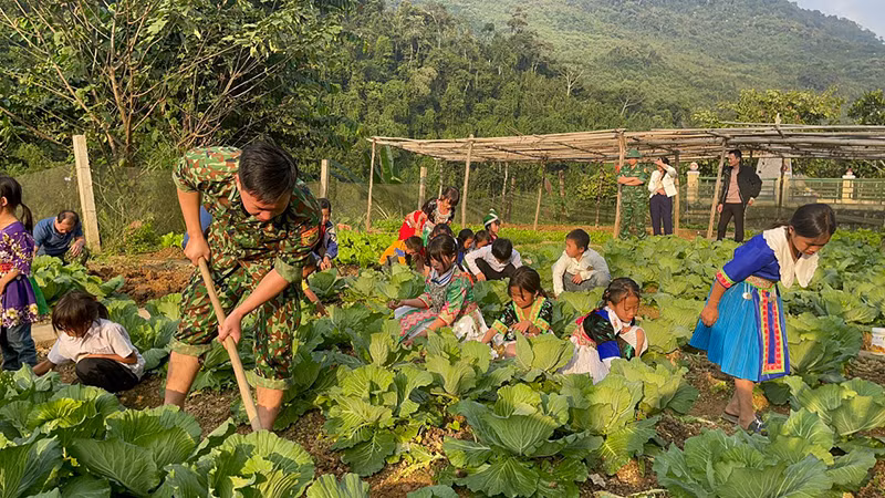 Các cháu Trường tiểu học Tam Hợp, huyện miền núi Tương Dương trải nghiệm tăng gia cùng các chiến sĩ Đồn Biên phòng Tam Hợp.