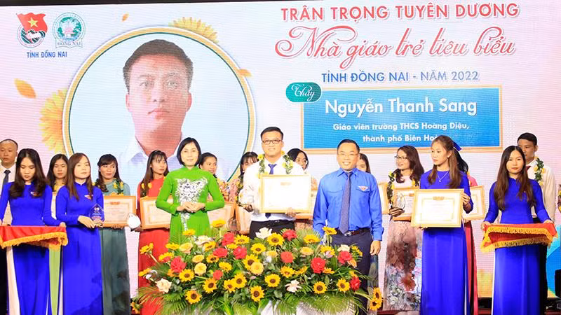 Các nhà giáo trẻ tiêu biểu được tuyên dương.