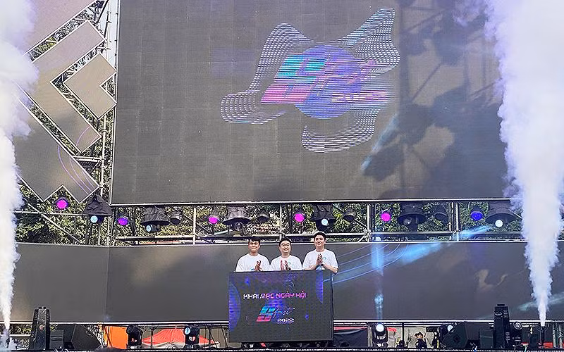 Đại diện Trung ương Hội Sinh viên Việt Nam và Hội Sinh viên thành phố Hà Nội thực hiện nghi thức khởi động VUG 9.