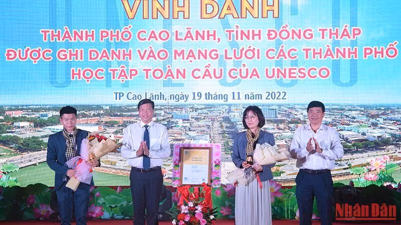 Bà Miki Nozawa trao chứng nhận cho thành phố Cao Lãnh và nhận biểu trưng, hoa do Đồng Tháp trao tặng. (Ảnh: HỮU NGHĨA)