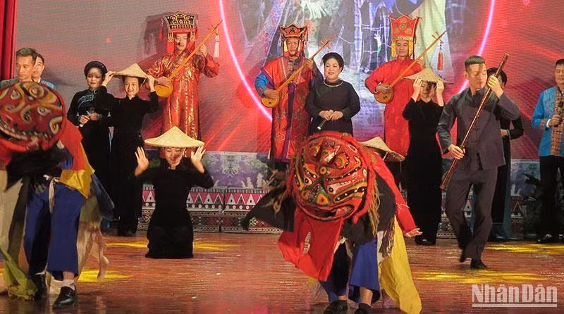 Các nghệ nhân tham gia trình diễn tiết mục múa sử tử của đồng bào Tày, Nùng.