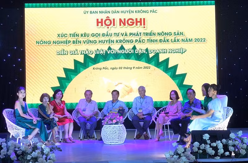 Các nhà quản lý và các chuyên gia trao đổi, chia sẻ kinh nghiệm trong sản xuất nông nghiệp với các doanh nghiệp cùng người dân huyện Krông Pắc.