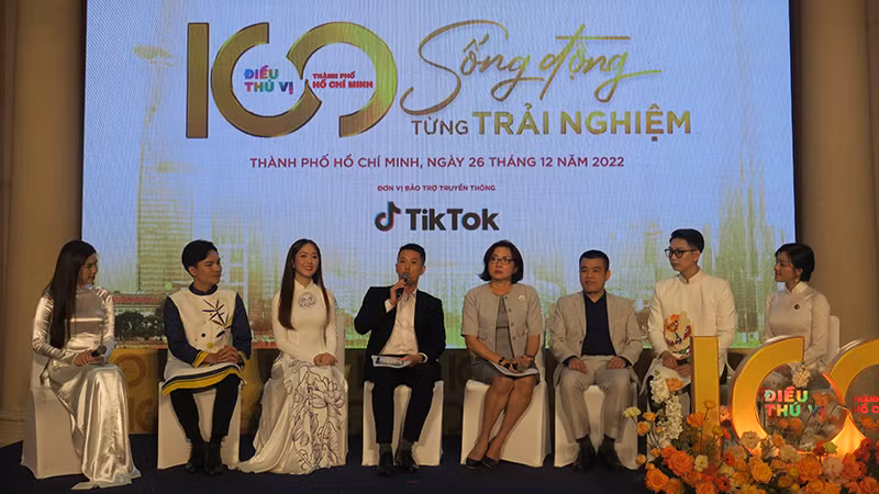 Đại diện ban tổ chức, các đại sứ của chương trình trả lời câu hỏi trong buổi họp báo.